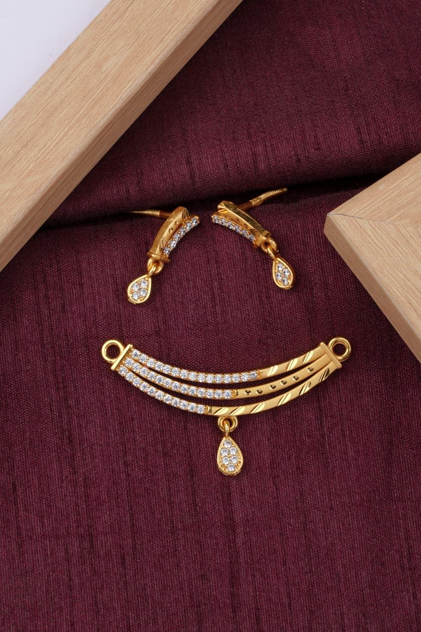 Elegant Floral Design Micro Gold Plated And Pendant Set