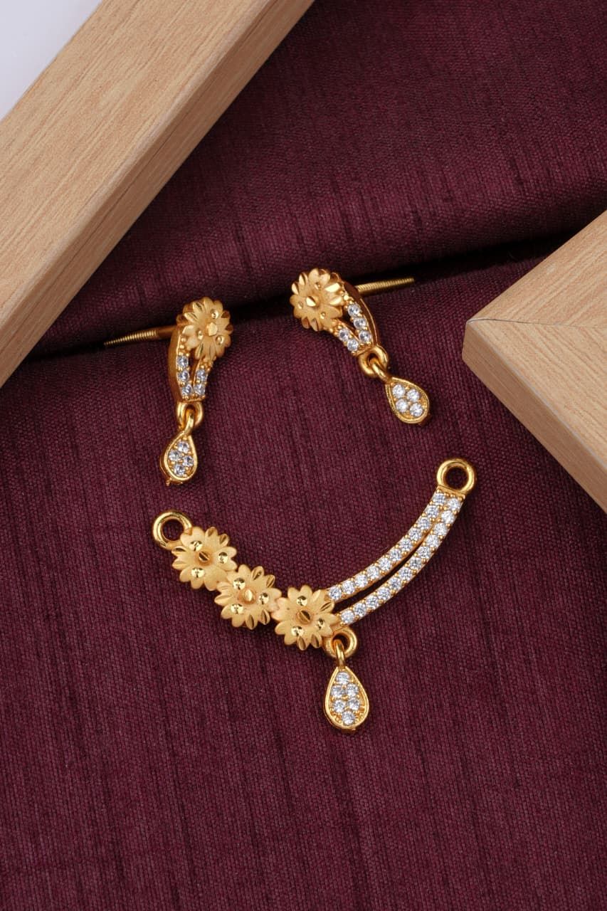 Elegant Floral Design Micro Gold Plated And Pendant Set