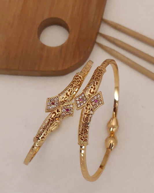 A Stunning high gold plated ad diamond triangle shape adjustable bangle for women