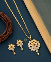Micro Gold Plated Ad Diamond Studded Fancy Flower Pendant Set With Chain