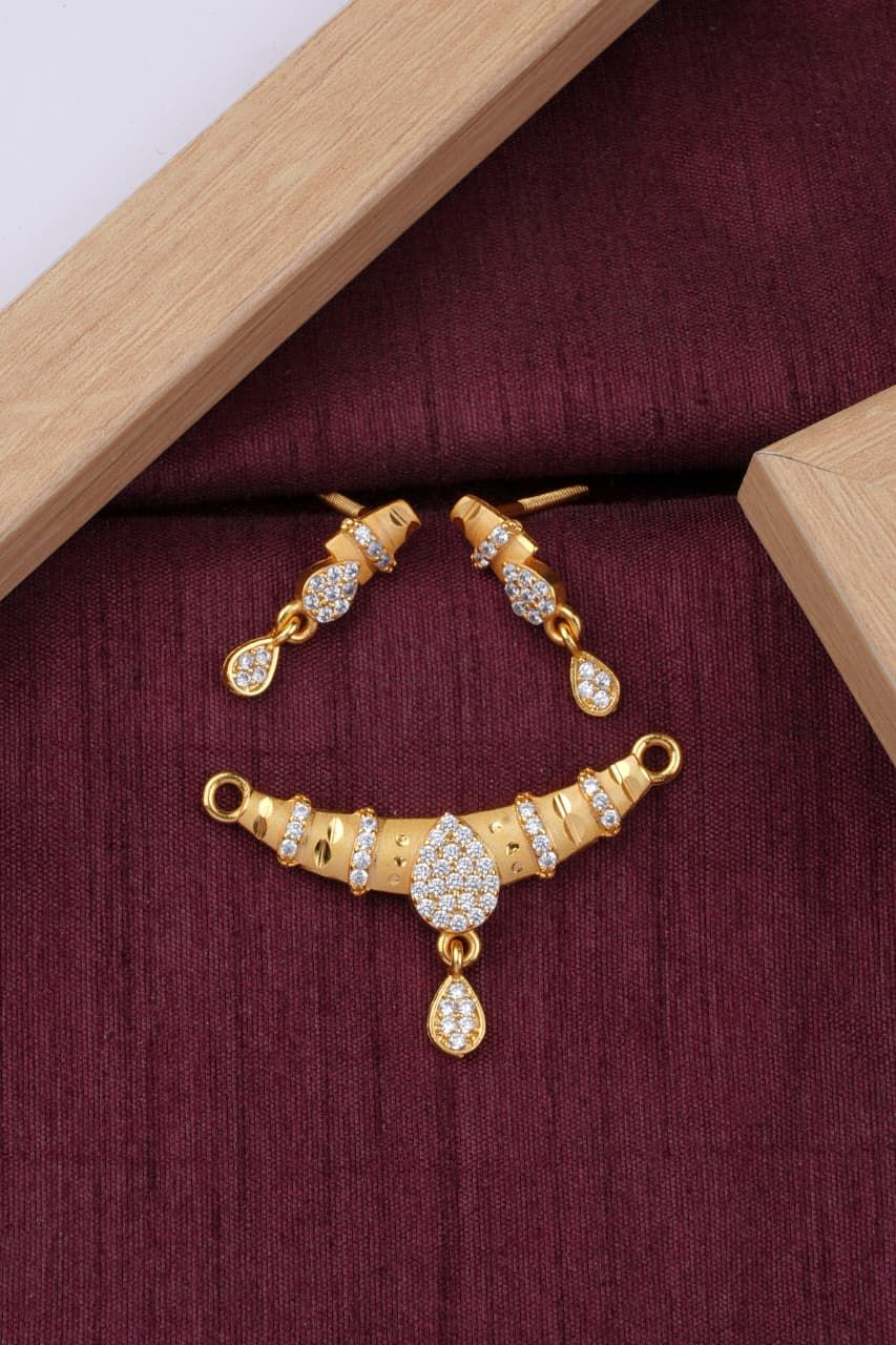 Teardrop Design Micro Gold Plated And Diamond Pendant Set with Earrings