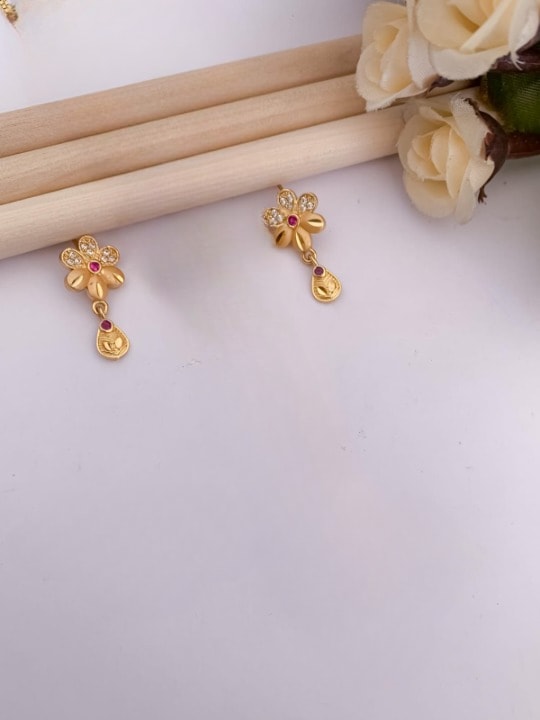 Micro Gold Plated Ad Diamond Studded Fancy Flower Pendant Set With Chain